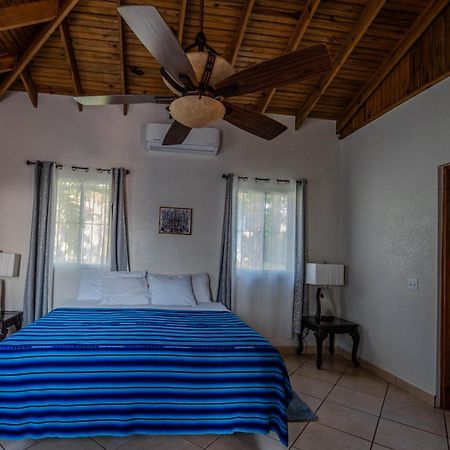 Seaside Inn Roatan Вест-Бей Екстер'єр фото